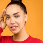 Baby hair indomptables ? Astuces simples pour les apprivoiser et sublimer ta coiffure