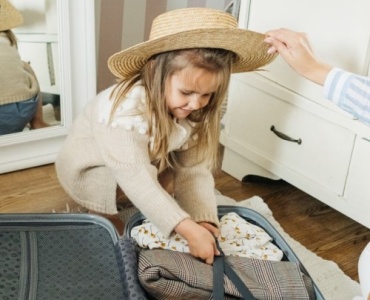 Les robes parfaites à glisser dans votre valise : légères, stylées et sans faux plis