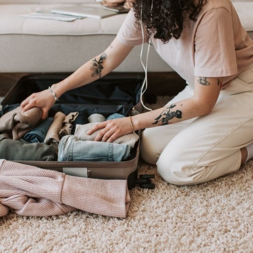 Voyager léger avec style : la valise capsule idéale pour femme