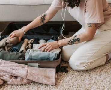 Voyager léger avec style : la valise capsule idéale pour femme