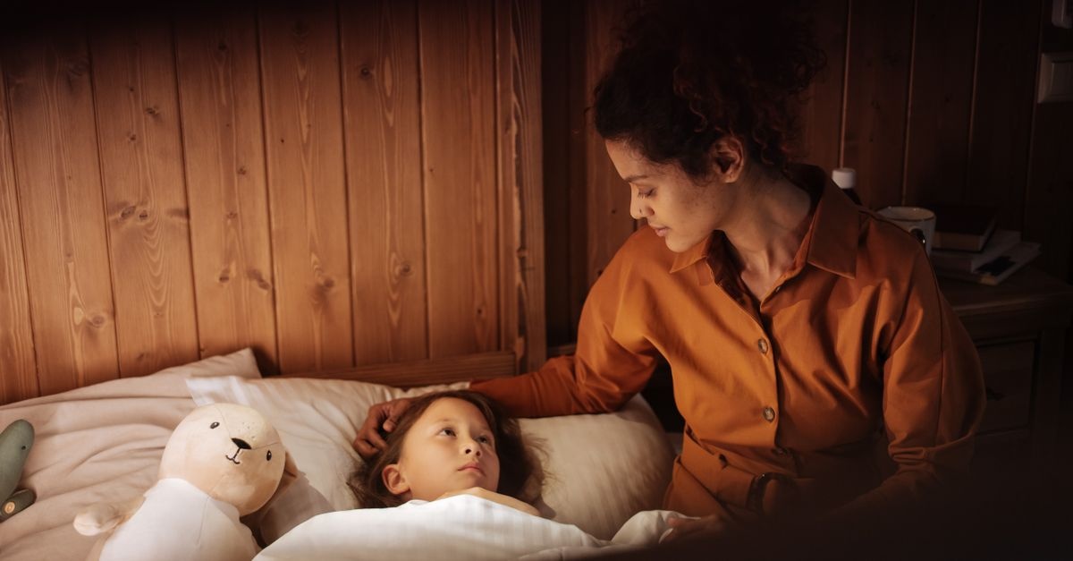 Pourquoi la nuit fait peur ? Astuces douces pour aider les enfants à apprivoiser l’obscurité
