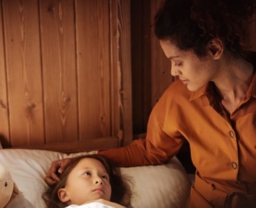 Pourquoi la nuit fait peur ? Astuces douces pour aider les enfants à apprivoiser l’obscurité