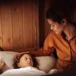 Pourquoi la nuit fait peur ? Astuces douces pour aider les enfants à apprivoiser l’obscurité