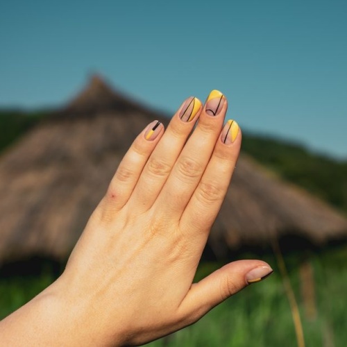 Ongles jaunes : 9 astuces simples pour retrouver des mains éclatantes