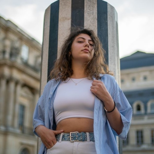 Chic et moderne : idées de tenues élégantes pour sublimer une jeune femme