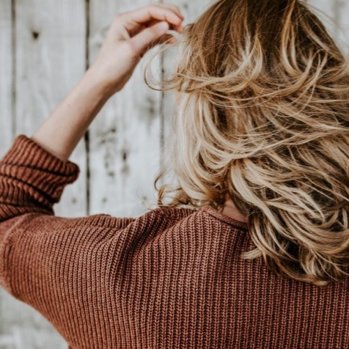 Cheveux pas fraîchement lavés ? 12 coiffures stylées pour un look impeccable en 5 minutes