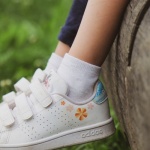 Petits pieds, grands pas : le guide malin pour bien choisir les chaussures de vos enfants