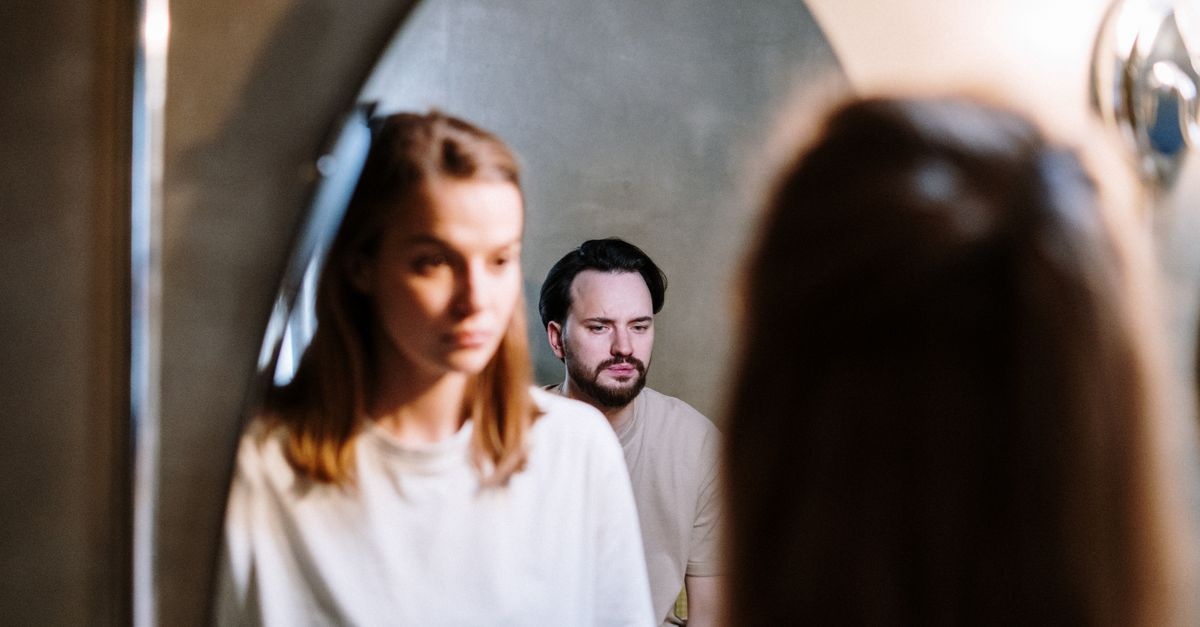 Relation toxique : 10 indices qui trahissent un partenaire narcissique (et comment s’en protéger)