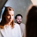 Relation toxique : 10 indices qui trahissent un partenaire narcissique (et comment s’en protéger)