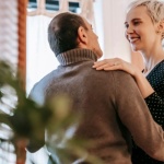 Quand l’amour mûrit : secrets et beauté des relations à l’âge adulte