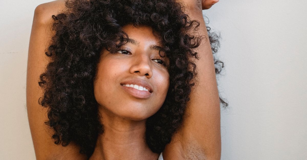 Adieu aux taches sous les aisselles : solutions simples et efficaces pour une peau plus nette
