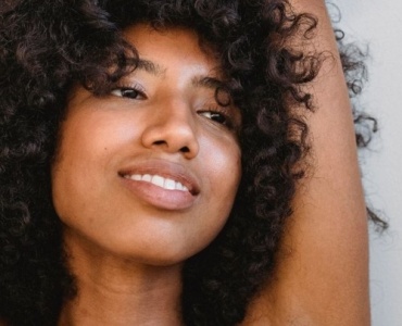Adieu aux taches sous les aisselles : solutions simples et efficaces pour une peau plus nette
