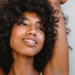 Adieu aux taches sous les aisselles : solutions simples et efficaces pour une peau plus nette