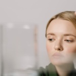 Cuir chevelu gras : 7 solutions efficaces pour retrouver des racines fraîches (sans décaper)