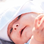 Bébé en été : comment l’habiller sans le surchauffer quand il fait chaud ?