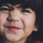 Aider les enfants à comprendre leurs émotions : astuces ludiques et mots simples