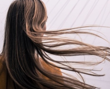 Chevelure en danger ? Les meilleures astuces pour freiner la chute et retrouver des cheveux plus forts