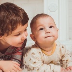 Accueillir un nouveau bébé : 10 idées douces pour aider l’aîné à vivre l’arrivée d’un petit frère ou d’une petite sœur