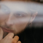 Il hésite tout le temps ? 10 signes qu’un homme est indécis (et comment réagir)