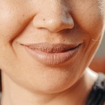 Adieu Teint Fatigué : 7 Astuces Éclat pour Réveiller une Peau Terne et Mate