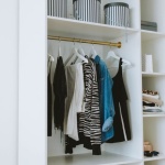 Petite armoire, grand effet : astuces malines pour tout organiser sans stress