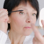 Secrets de maquillage pour paupières tombantes : agrandir le regard en quelques gestes