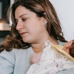 Après l’accouchement : reconnaître les signaux de l’anxiété et retrouver la sérénité