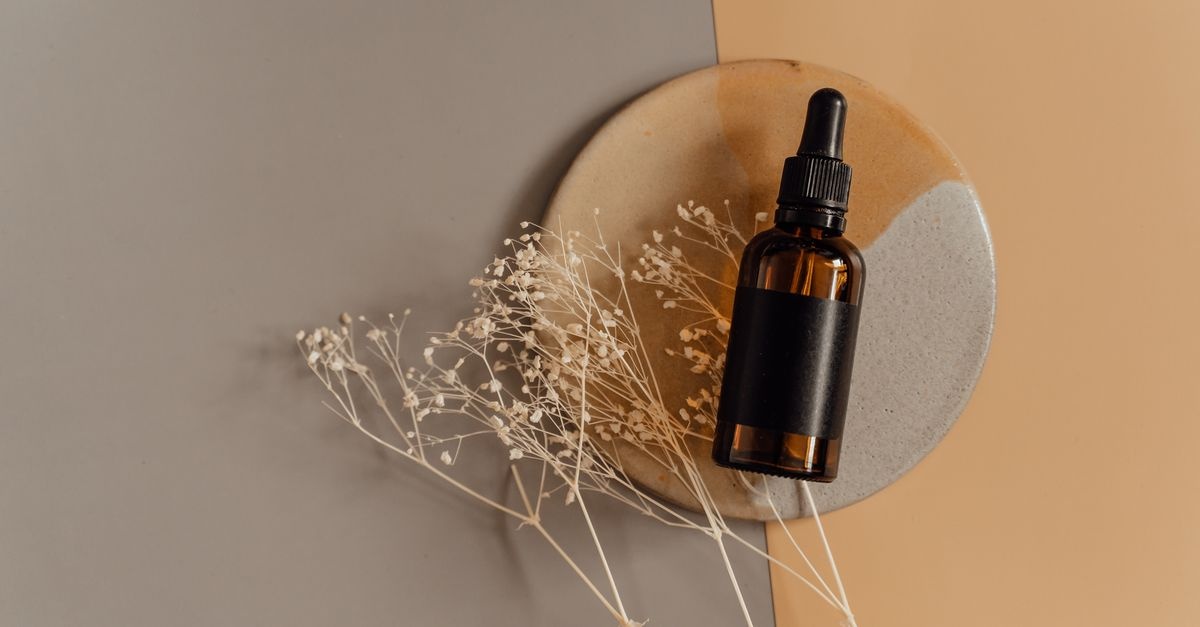 Huile ou sérum : lequel choisir pour des cheveux brillants, forts et faciles à coiffer ?