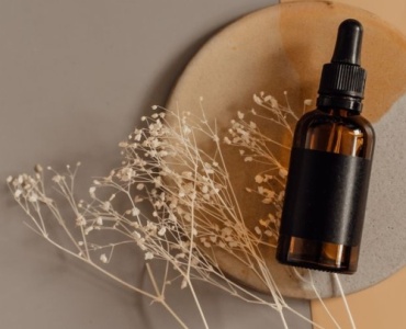 Huile ou sérum : lequel choisir pour des cheveux brillants, forts et faciles à coiffer ?