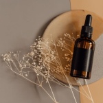 Huile ou sérum : lequel choisir pour des cheveux brillants, forts et faciles à coiffer ?